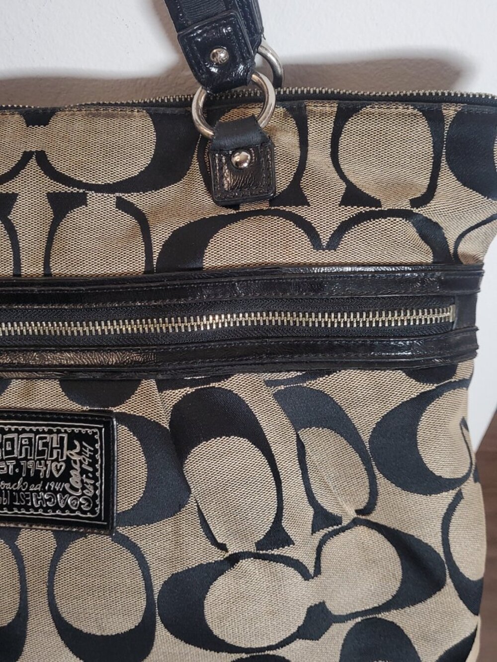 21. Coach Signature Logo Medium Tote Black/Beige Zip Top Patent Trim Pockets - Picture 12 of 12